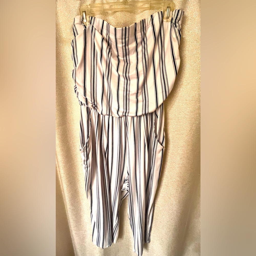 Comfortable Strapless knit, cropped jumper.